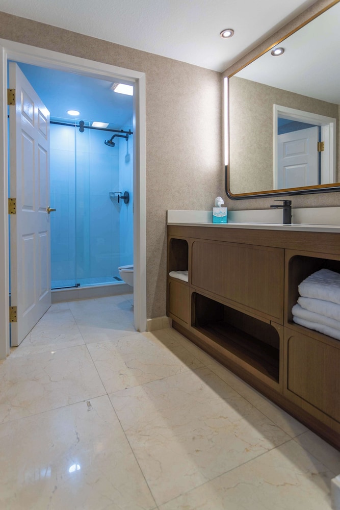 Hotel Flor Tampa Downtown, Tapestry Collection by Hilton — Hotel rooms in Tampa, Florida