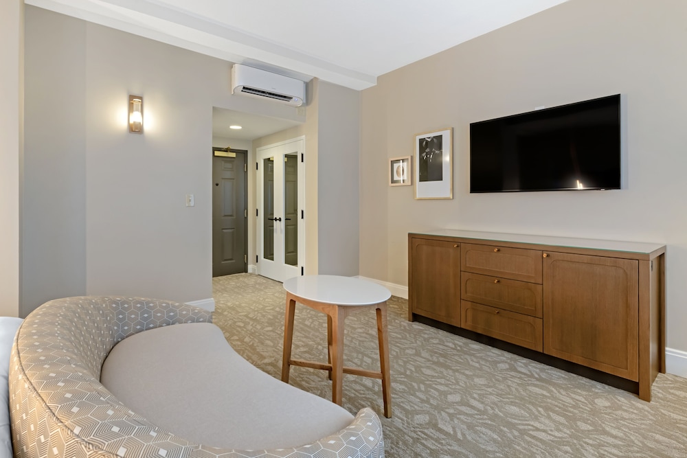 Hotel Flor Tampa Downtown, Tapestry Collection by Hilton — Hotel rooms in Tampa, Florida