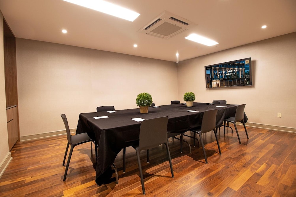 Opera House Hotel — Restaurant & bars in New York City, New York State