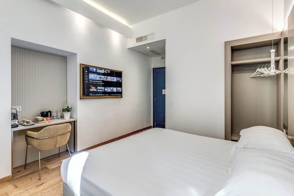 Relais Trevi 95 Boutique Hotel — Hotel rooms in Rome, Lazio