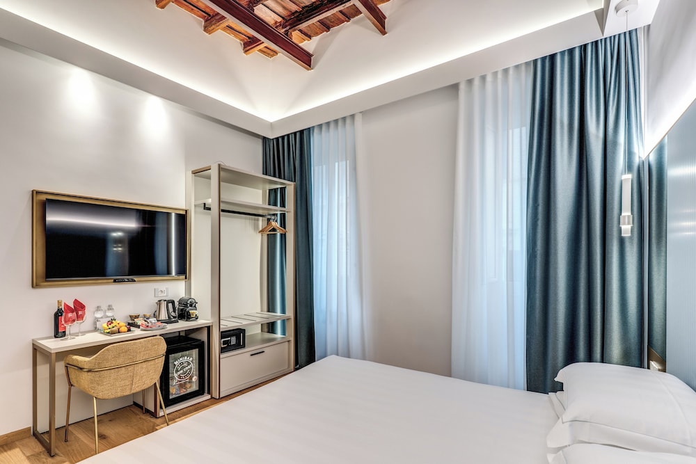 Relais Trevi 95 Boutique Hotel — Hotel rooms in Rome, Lazio