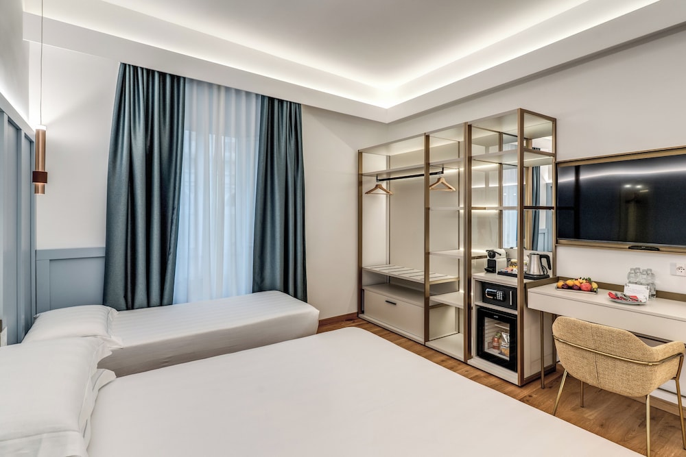 Relais Trevi 95 Boutique Hotel — Hotel rooms in Rome, Lazio