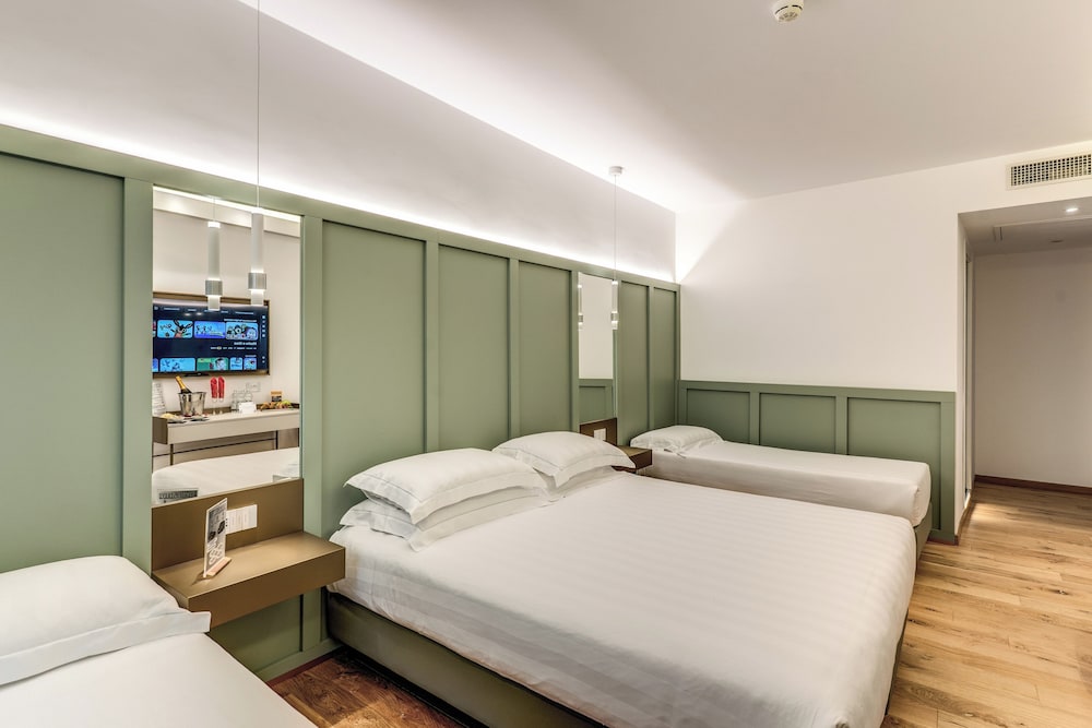 Relais Trevi 95 Boutique Hotel — Hotel rooms in Rome, Lazio