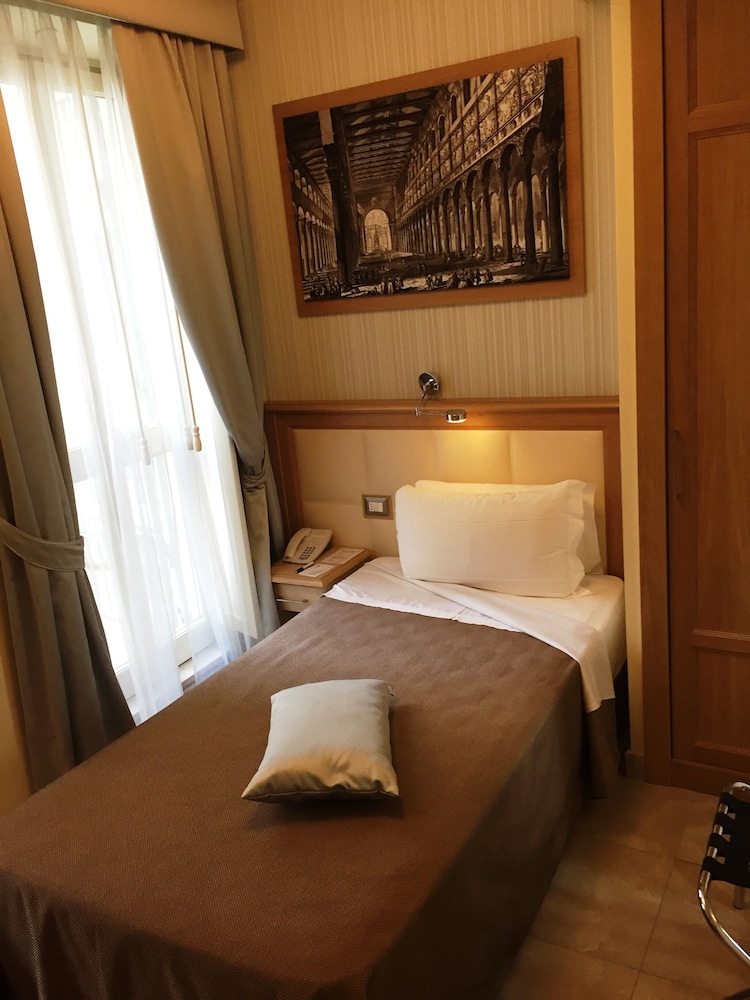 Domus Australia — Hotel rooms in Rome, Lazio