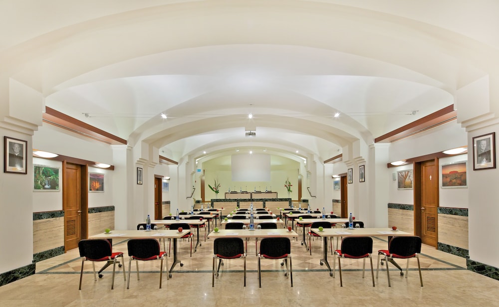 Domus Australia — Hotel building in Rome, Lazio