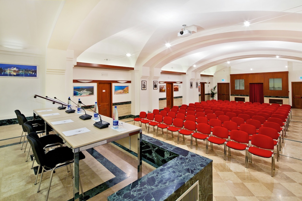 Domus Australia — Hotel building in Rome, Lazio
