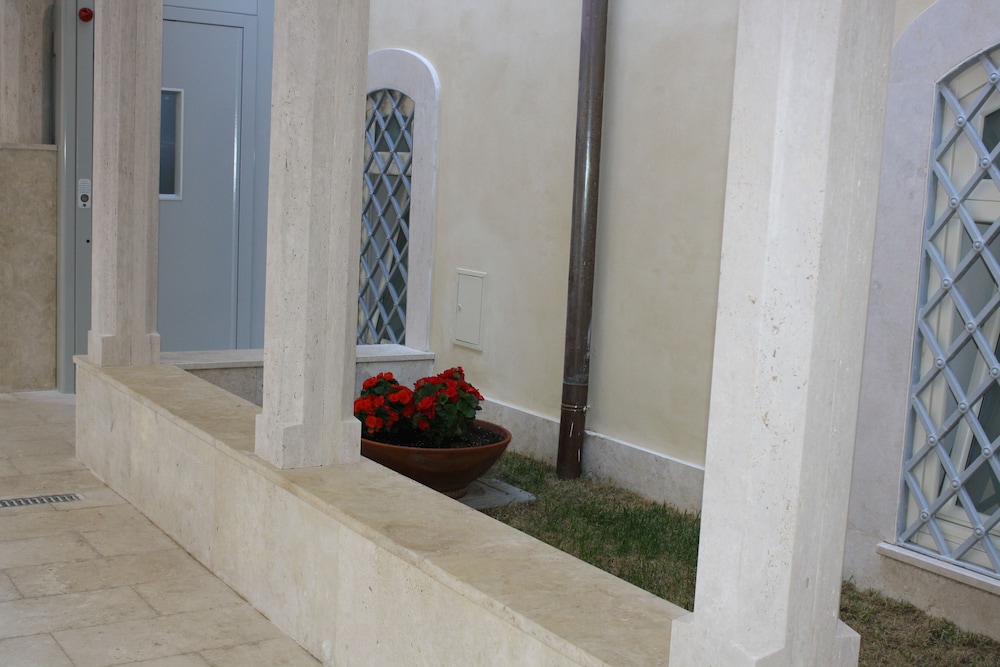 Domus Australia — Hotel building in Rome, Lazio