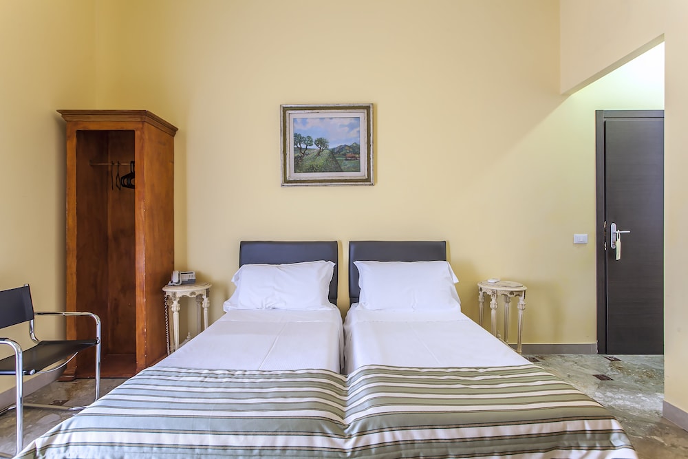 Hotel Regina Giovanna — Hotel rooms in Rome, Lazio