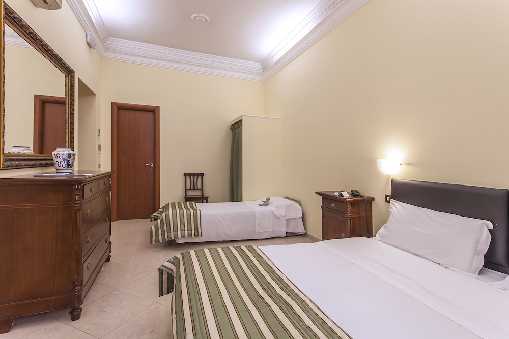 Hotel Regina Giovanna — Hotel rooms in Rome, Lazio