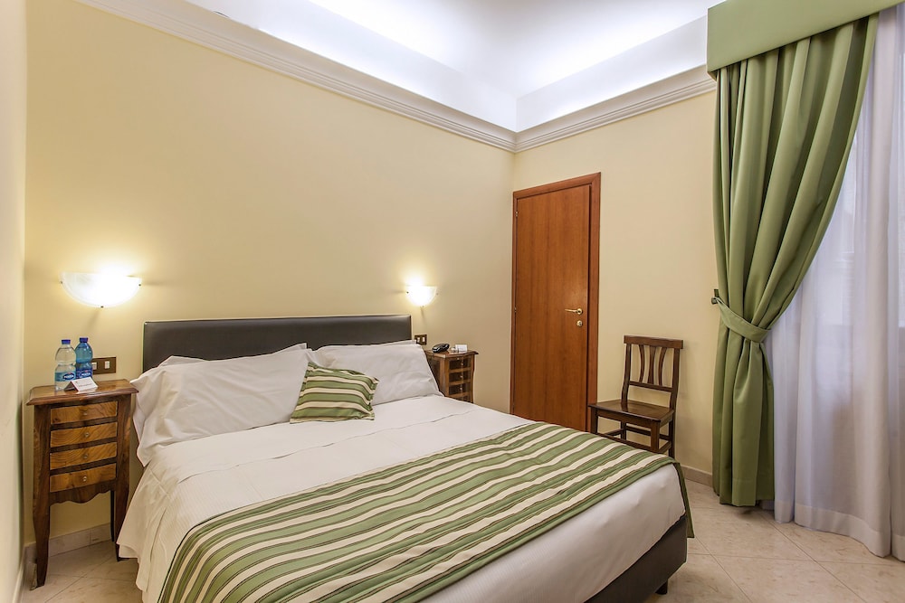 Hotel Regina Giovanna — Hotel rooms in Rome, Lazio
