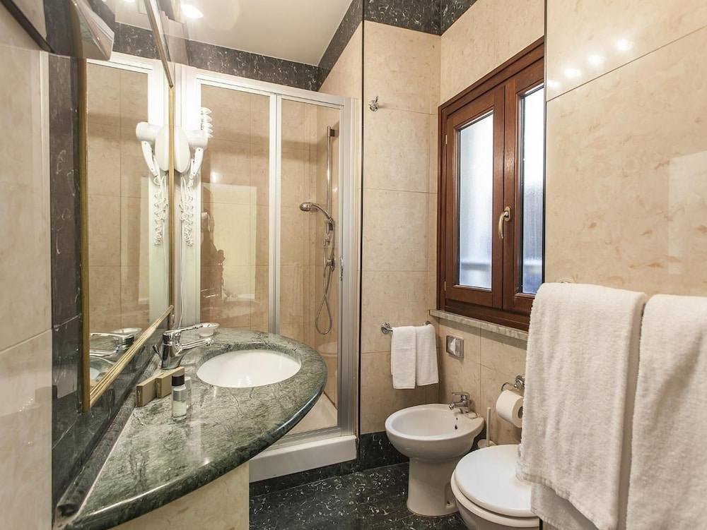 Hotel Regina Giovanna — Hotel rooms in Rome, Lazio