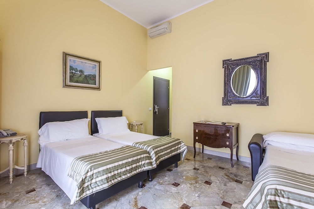 Hotel Regina Giovanna — Hotel rooms in Rome, Lazio