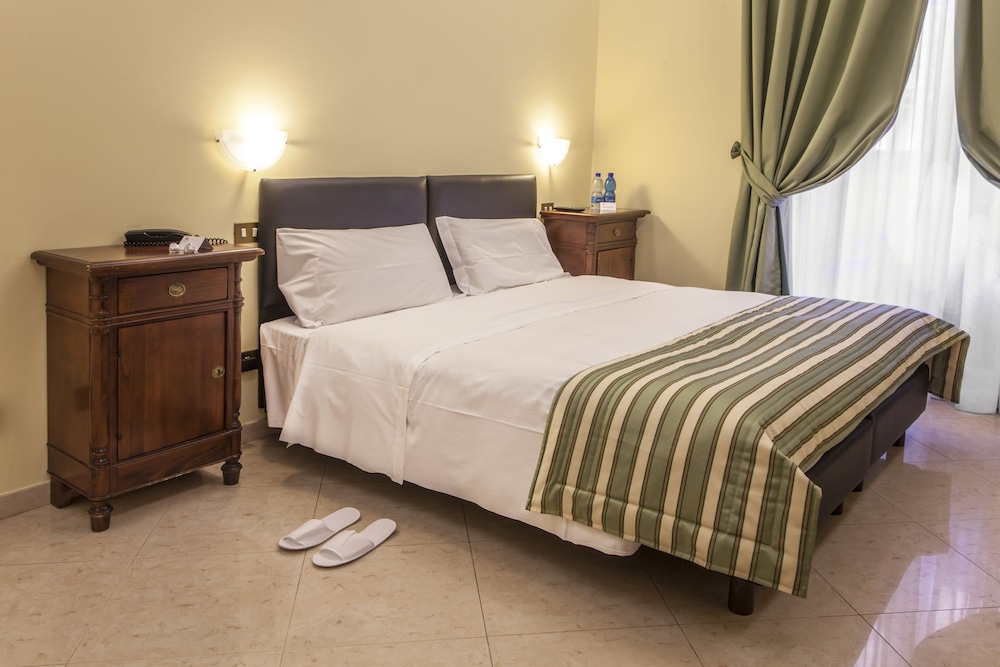 Hotel Regina Giovanna — Hotel rooms in Rome, Lazio