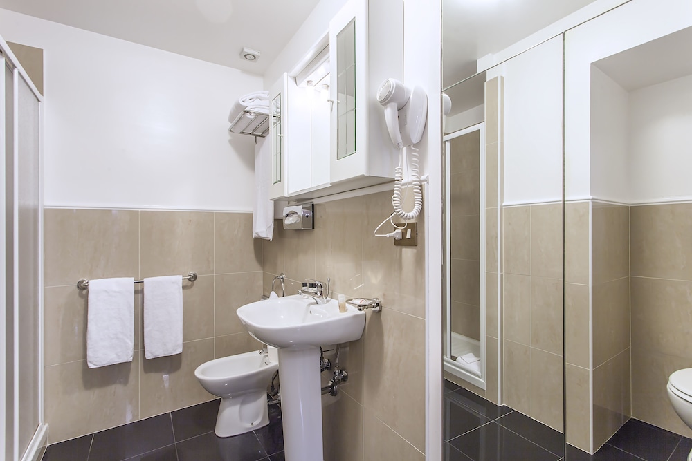 Hotel Regina Giovanna — Hotel rooms in Rome, Lazio