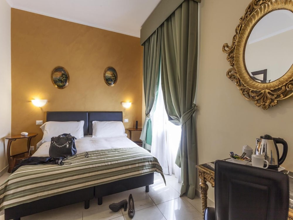 Hotel Regina Giovanna — Hotel rooms in Rome, Lazio
