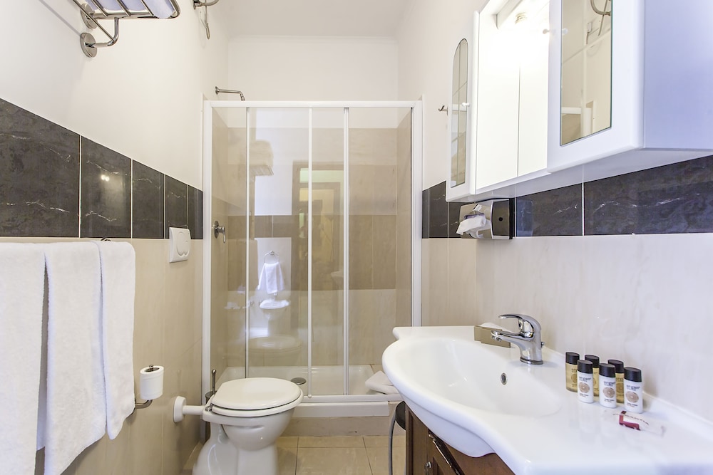 Hotel Regina Giovanna — Hotel rooms in Rome, Lazio