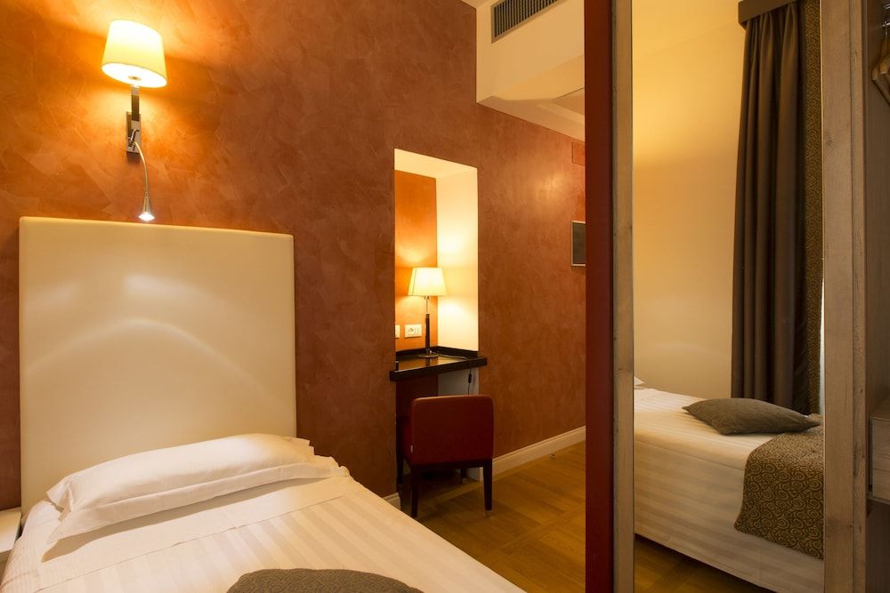 Floris Hotel