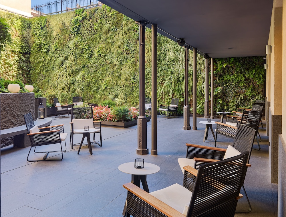 H10 Urquinaona Plaza — Restaurant & bars in Barcelona, Catalonia