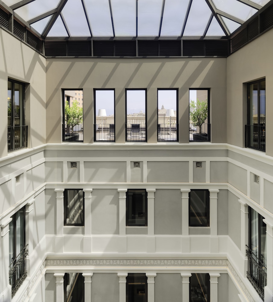 H10 Urquinaona Plaza — Hotel building in Barcelona, Catalonia