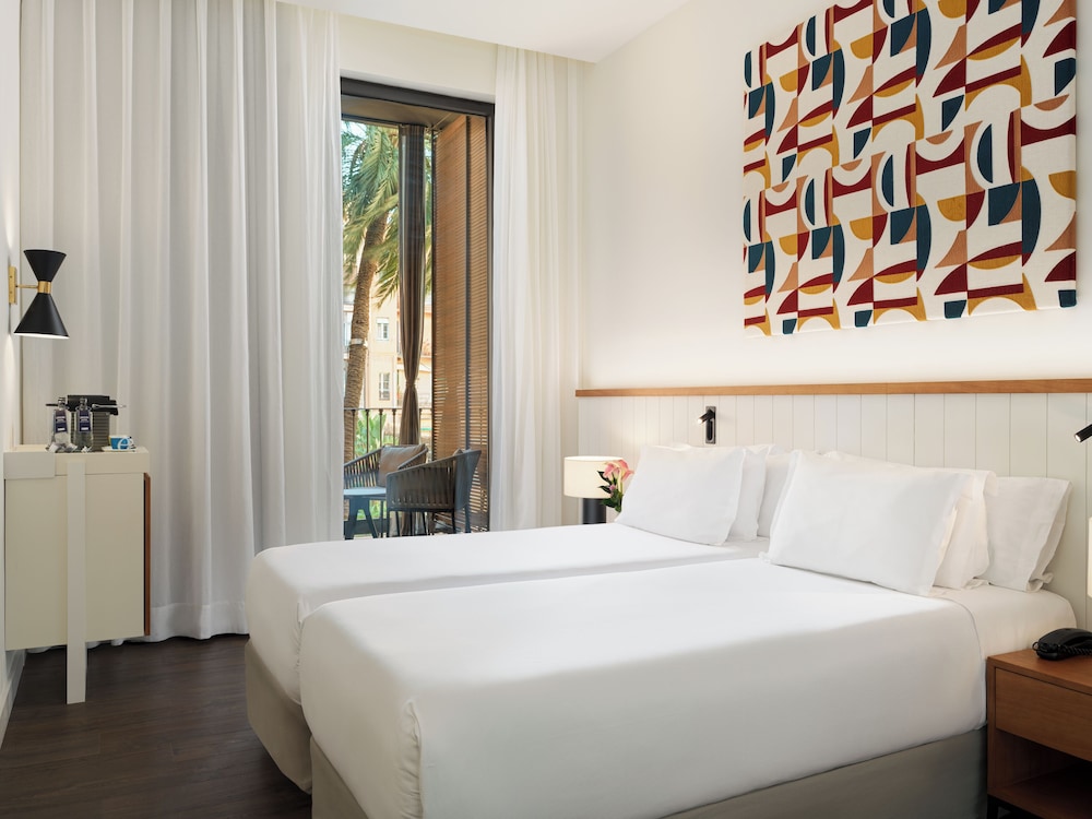H10 Urquinaona Plaza — Hotel rooms in Barcelona, Catalonia