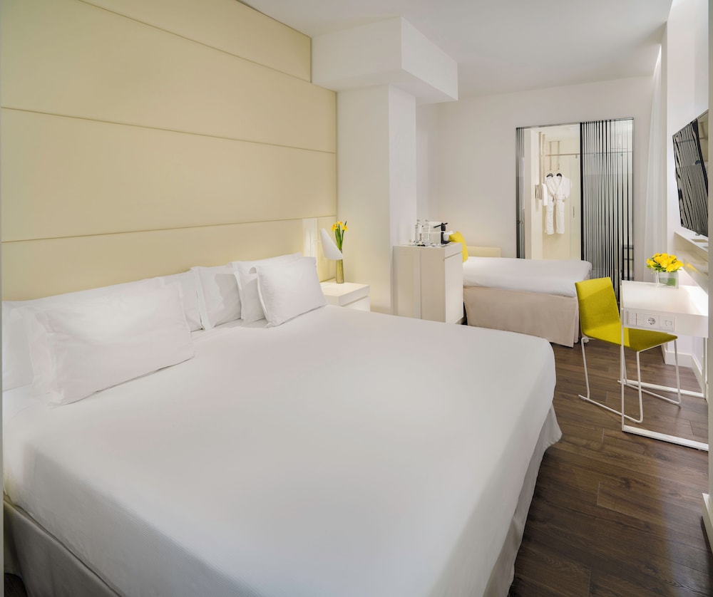 H10 Urquinaona Plaza — Hotel rooms in Barcelona, Catalonia