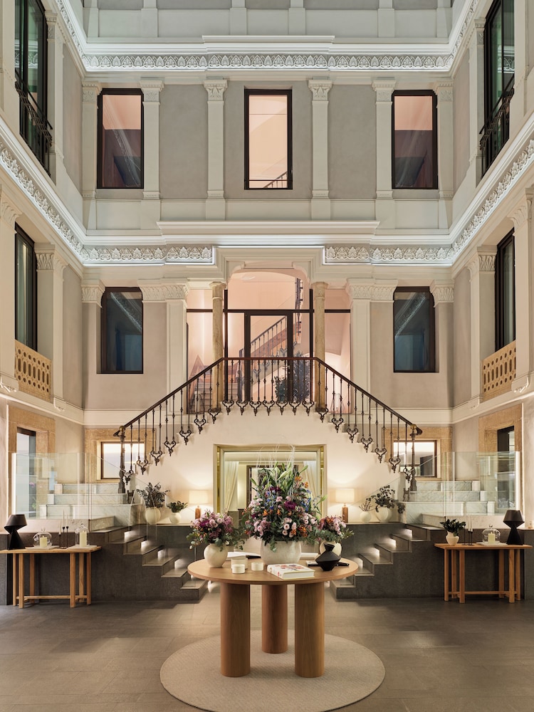 H10 Urquinaona Plaza — Hotel building in Barcelona, Catalonia