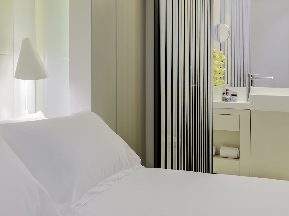 H10 Urquinaona Plaza — Hotel rooms in Barcelona, Catalonia