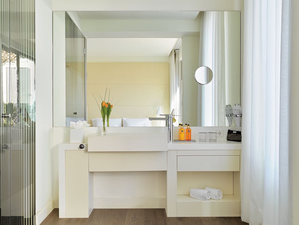 H10 Urquinaona Plaza — Hotel rooms in Barcelona, Catalonia