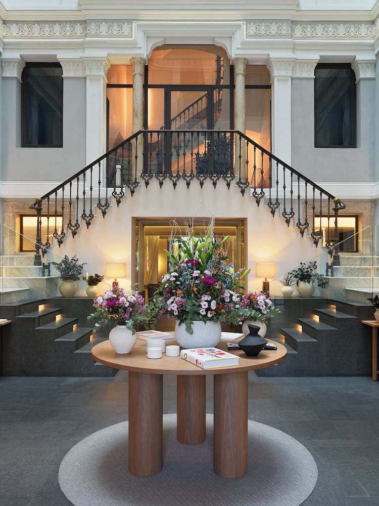 H10 Urquinaona Plaza — Hotel building in Barcelona, Catalonia