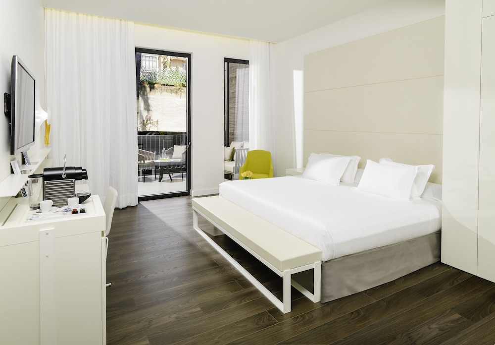 H10 Urquinaona Plaza — Hotel rooms in Barcelona, Catalonia