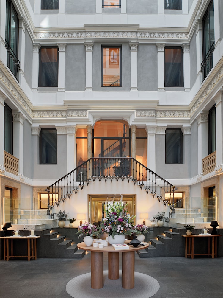 H10 Urquinaona Plaza — Hotel building in Barcelona, Catalonia