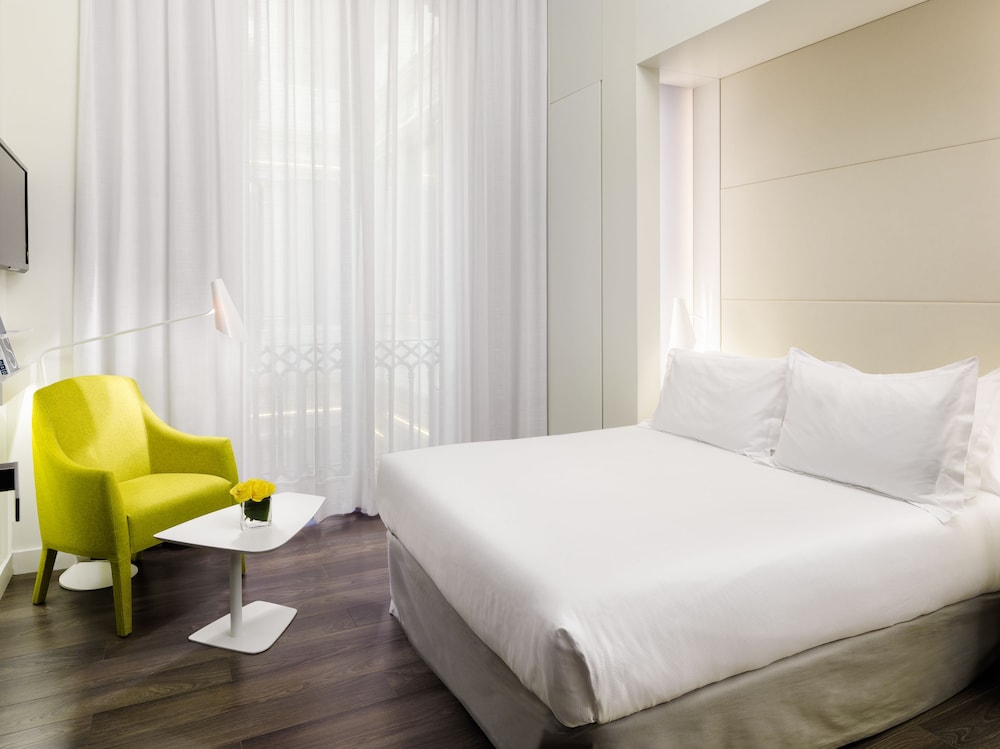 H10 Urquinaona Plaza — Hotel rooms in Barcelona, Catalonia