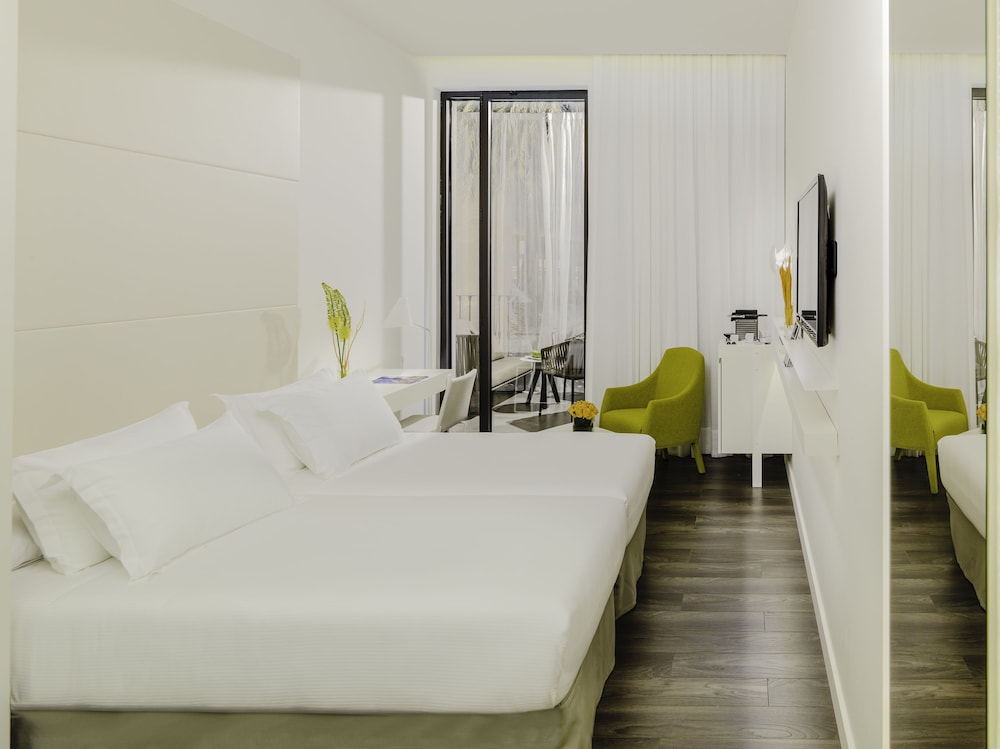 H10 Urquinaona Plaza — Hotel rooms in Barcelona, Catalonia