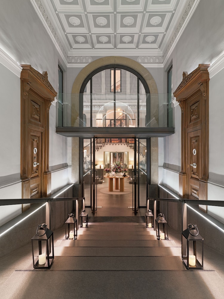 H10 Urquinaona Plaza — Hotel building in Barcelona, Catalonia