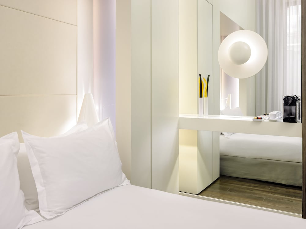 H10 Urquinaona Plaza — Hotel rooms in Barcelona, Catalonia