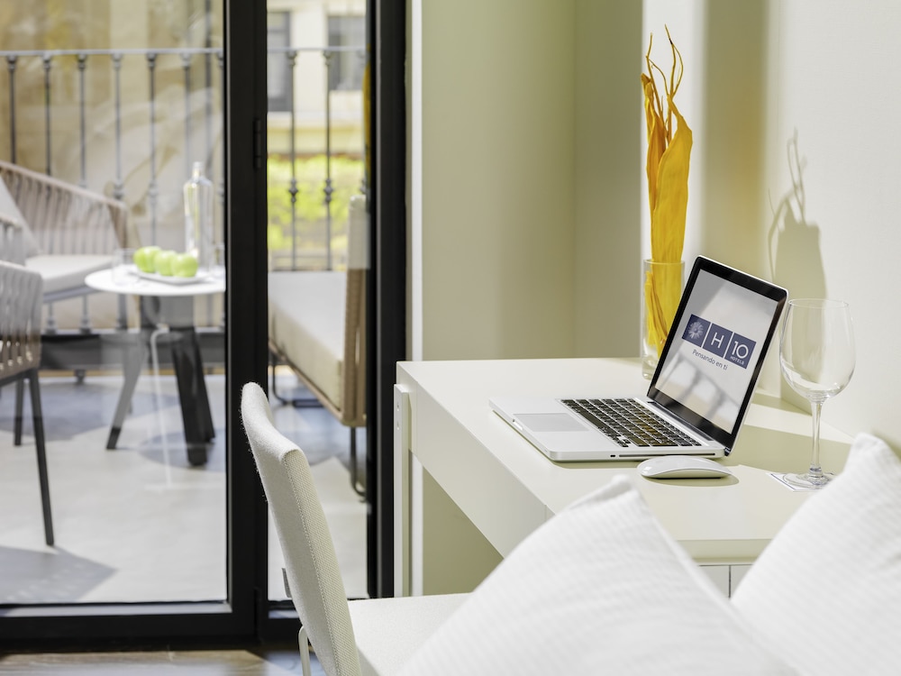 H10 Urquinaona Plaza — Hotel rooms in Barcelona, Catalonia