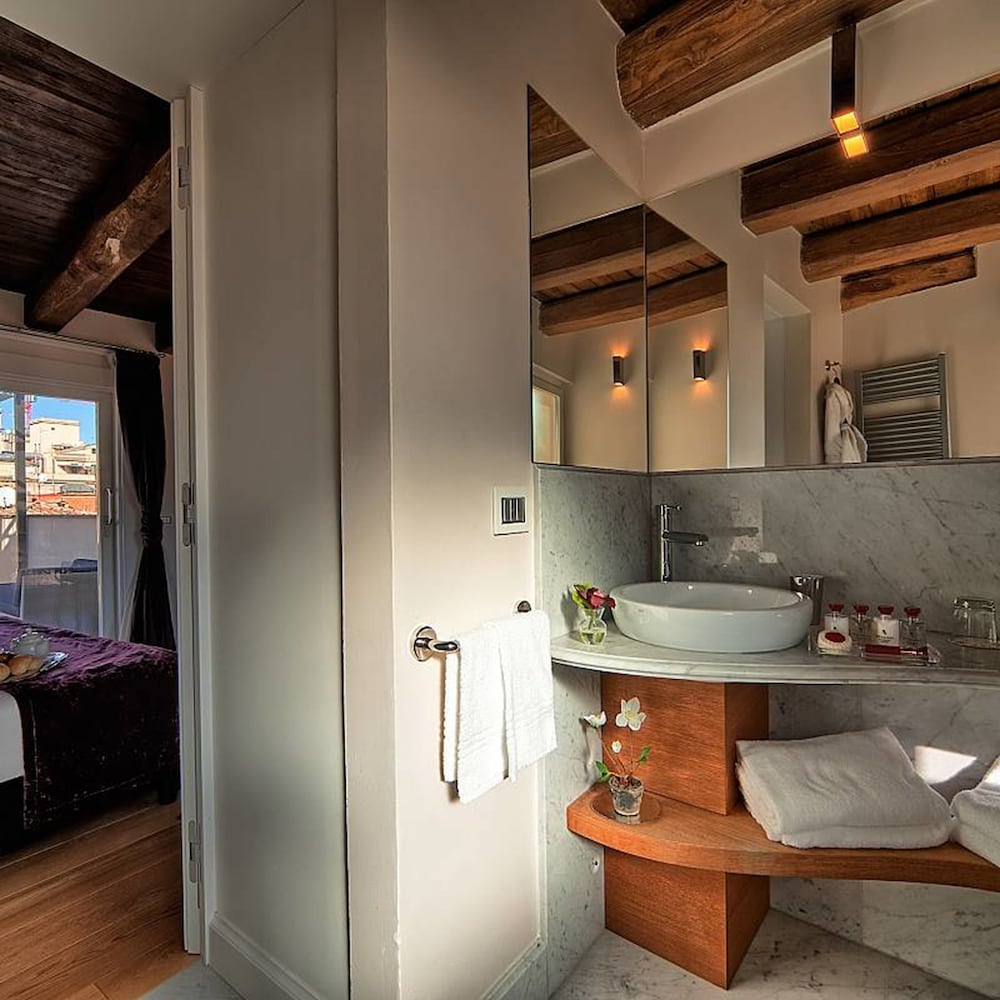 Trevi Palace Luxury Inn — Hotel rooms in Rome, Lazio