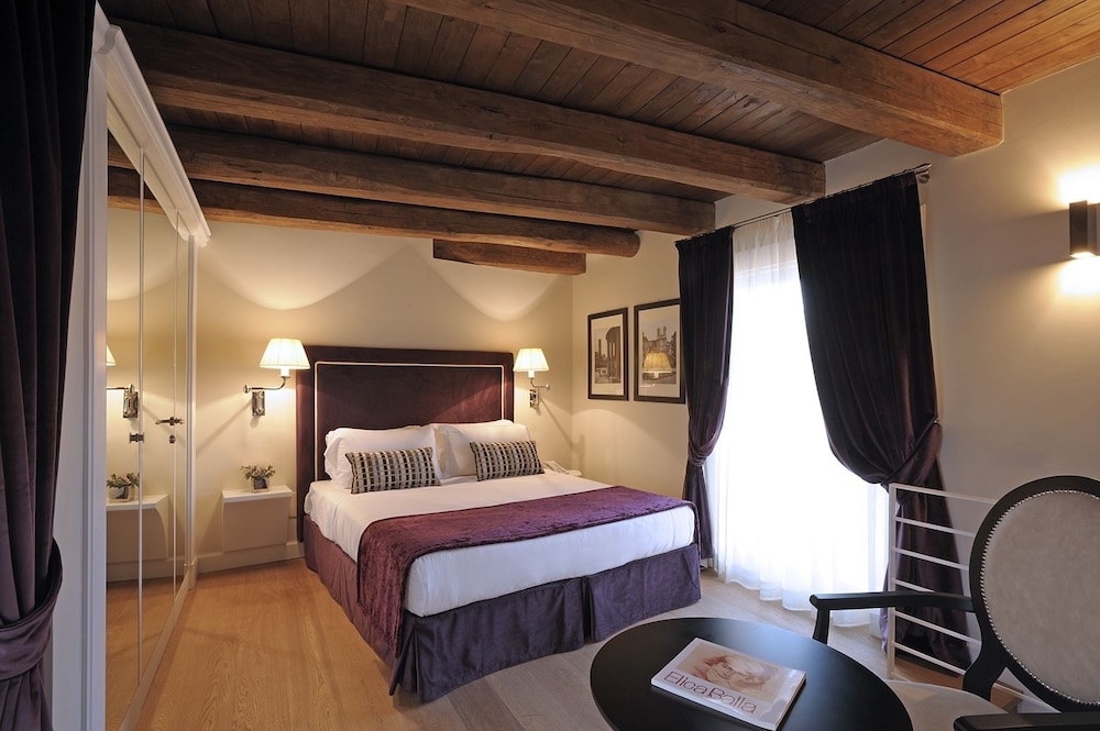 Trevi Palace Luxury Inn — Hotel rooms in Rome, Lazio