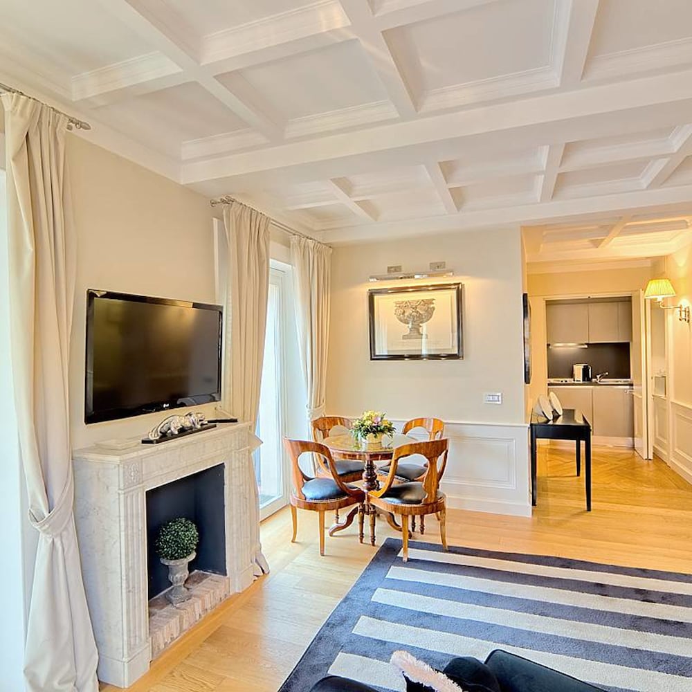 Trevi Palace Luxury Inn — Hotel rooms in Rome, Lazio