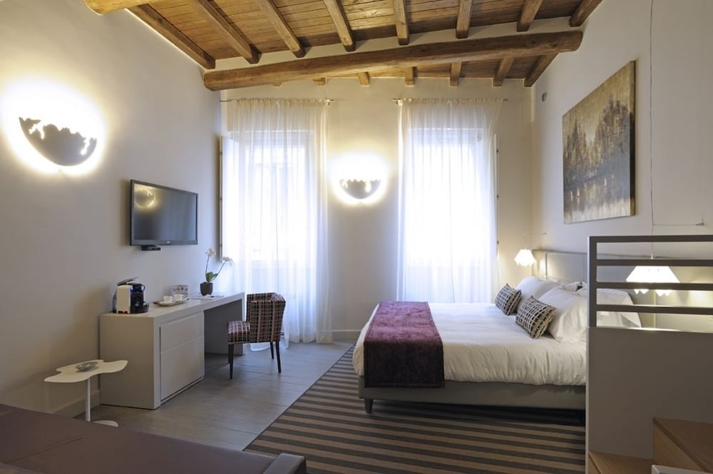Trevi Palace Luxury Inn — Hotel rooms in Rome, Lazio