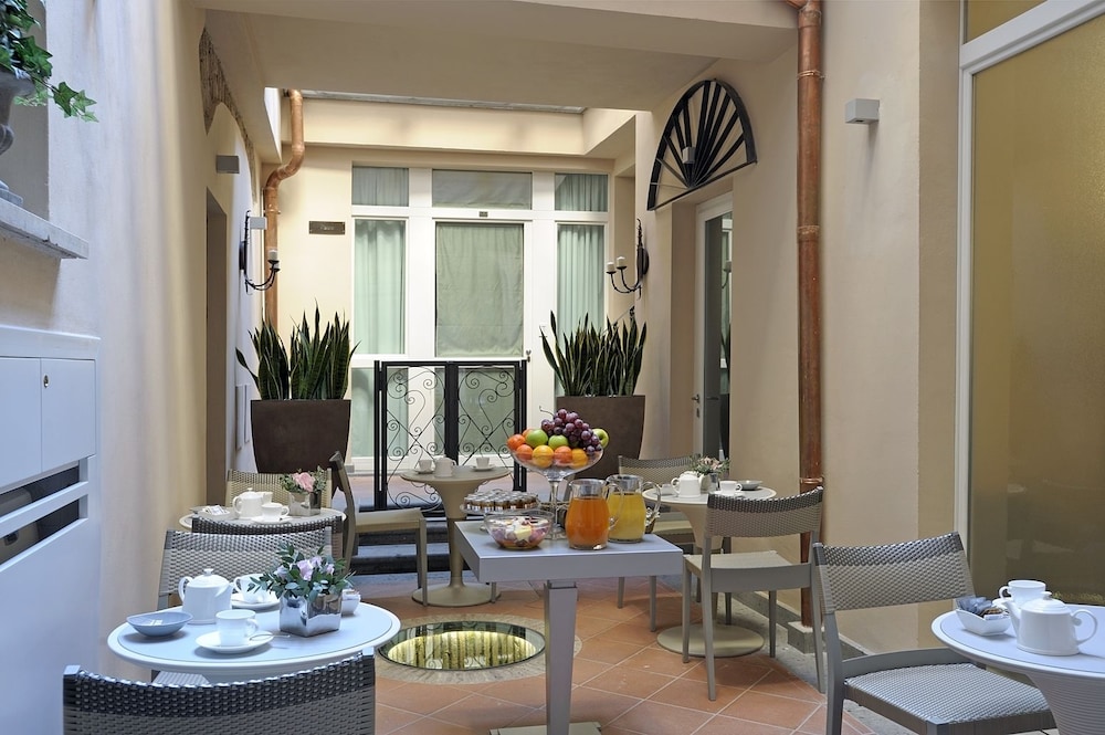 Trevi Palace Luxury Inn — Restaurant & bars in Rome, Lazio