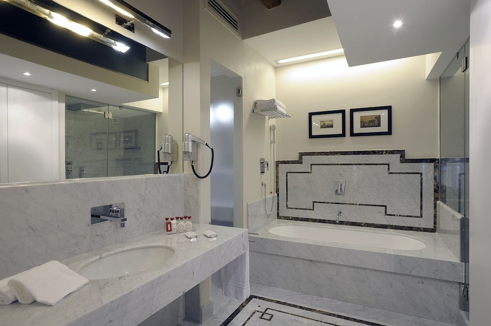 Trevi Palace Luxury Inn — Hotel rooms in Rome, Lazio