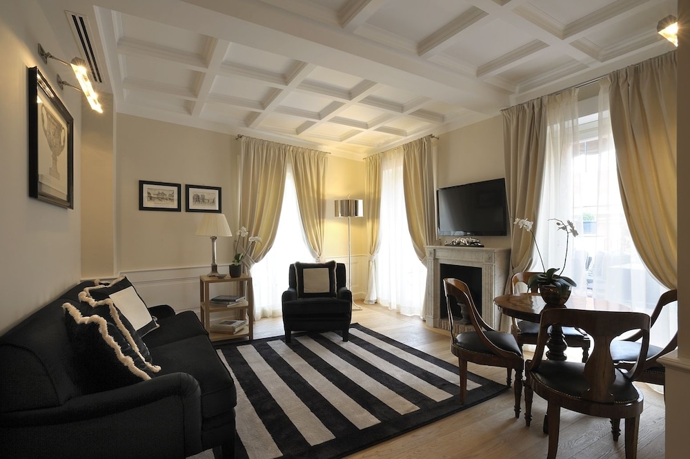 Trevi Palace Luxury Inn — Hotel rooms in Rome, Lazio