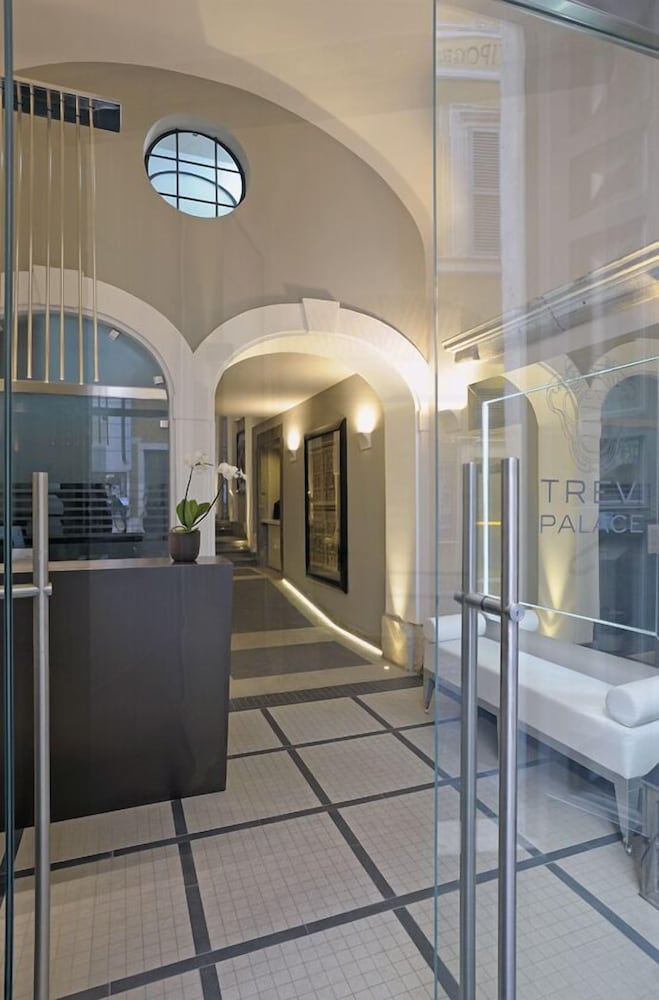 Trevi Palace Luxury Inn — Hotel building in Rome, Lazio