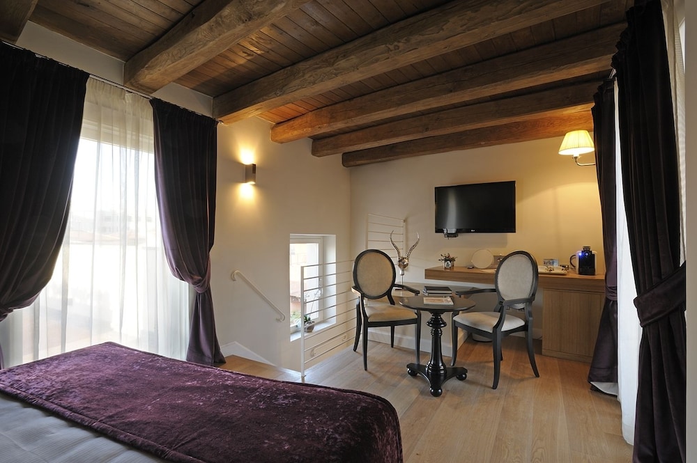 Trevi Palace Luxury Inn — Hotel rooms in Rome, Lazio