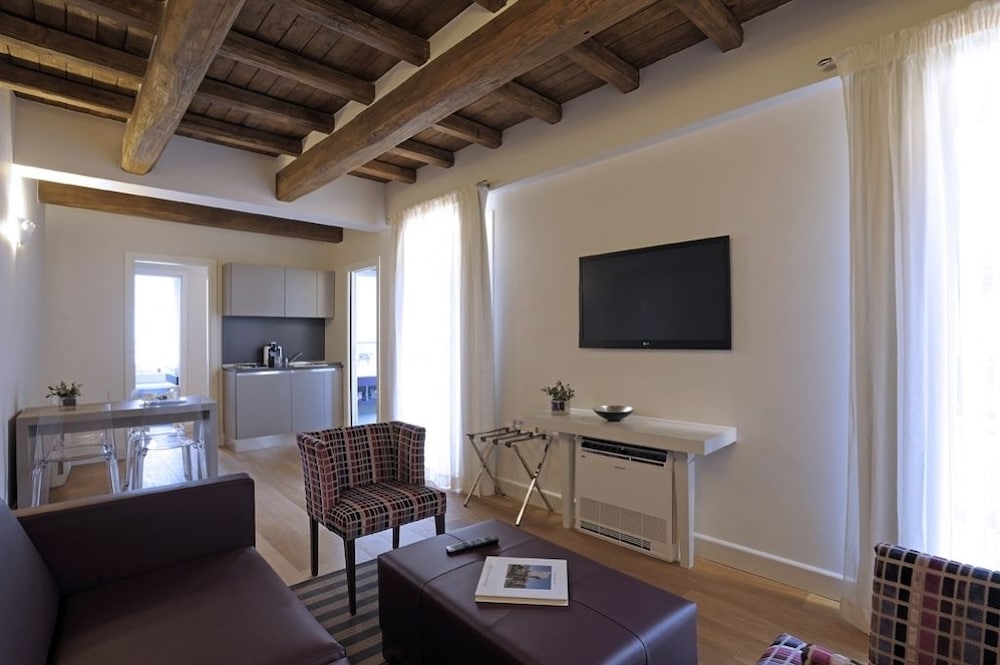 Trevi Palace Luxury Inn — Hotel rooms in Rome, Lazio