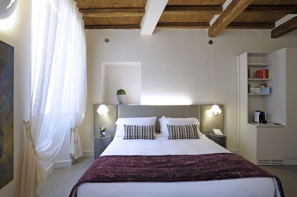 Trevi Palace Luxury Inn — Hotel rooms in Rome, Lazio