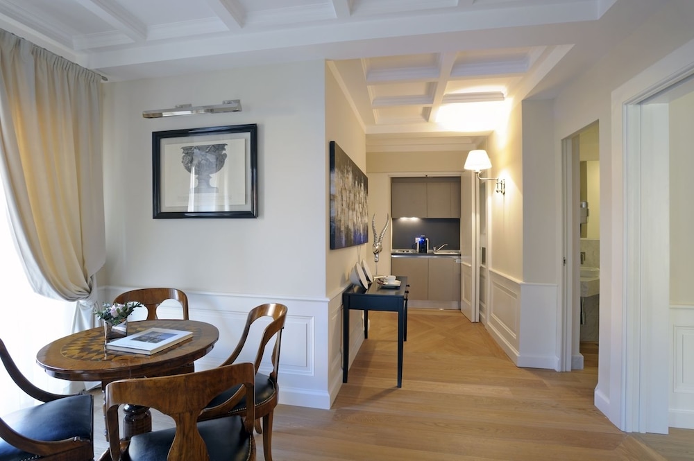 Trevi Palace Luxury Inn — Hotel rooms in Rome, Lazio