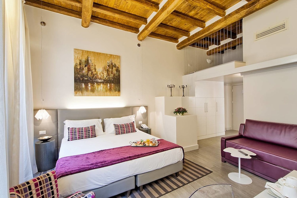 Trevi Palace Luxury Inn — Hotel rooms in Rome, Lazio