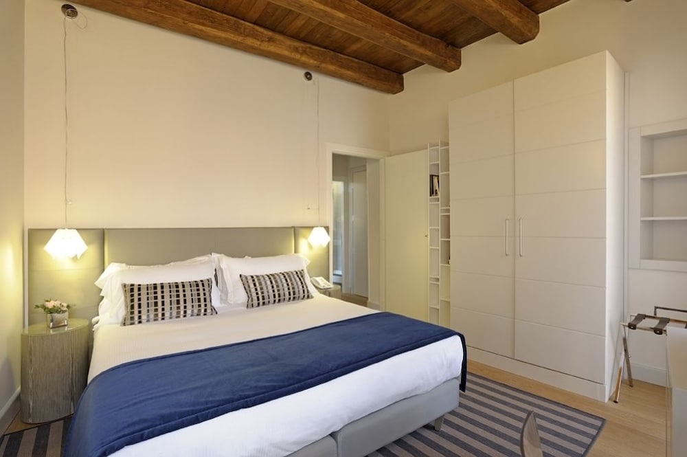 Trevi Palace Luxury Inn — Hotel rooms in Rome, Lazio